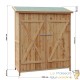 Grande cabane de jardin en bois pour le rangement des outils et le stockage des objets de jardin.