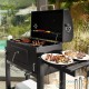 Un barbecue au charbon doté d'une grille à hauteur ajustable pour une cuisson personnalisée