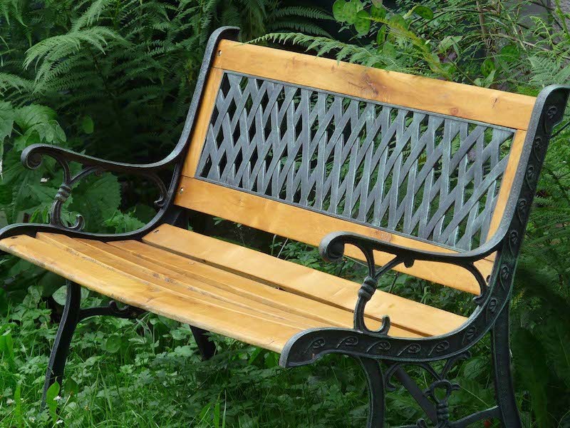 Banc de jardin en bois et fonte de fer avec dossier à motif grille
