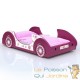 Lit pour enfants Voiture de sport de couleur rose.