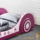 Lit pour enfants Voiture de sport de couleur rose.