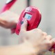 Vélo d'appartement rouge et noir, pliable avec ordinateur d'entraînement